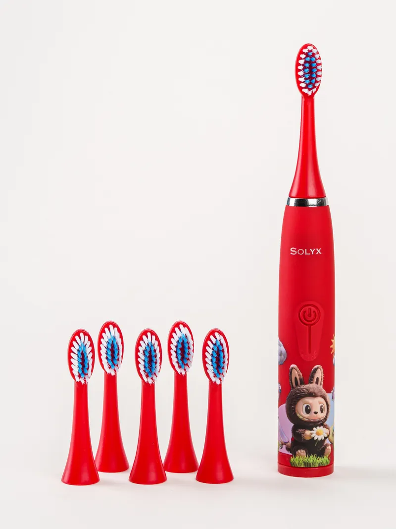 Щётка Solyx Kids Лабубу и пять сменных насадок рядом
